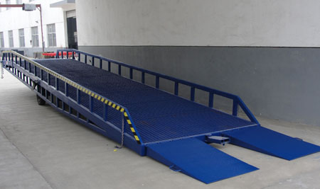 移動式(shi)登車橋 移(yi)動式登車(che)橋